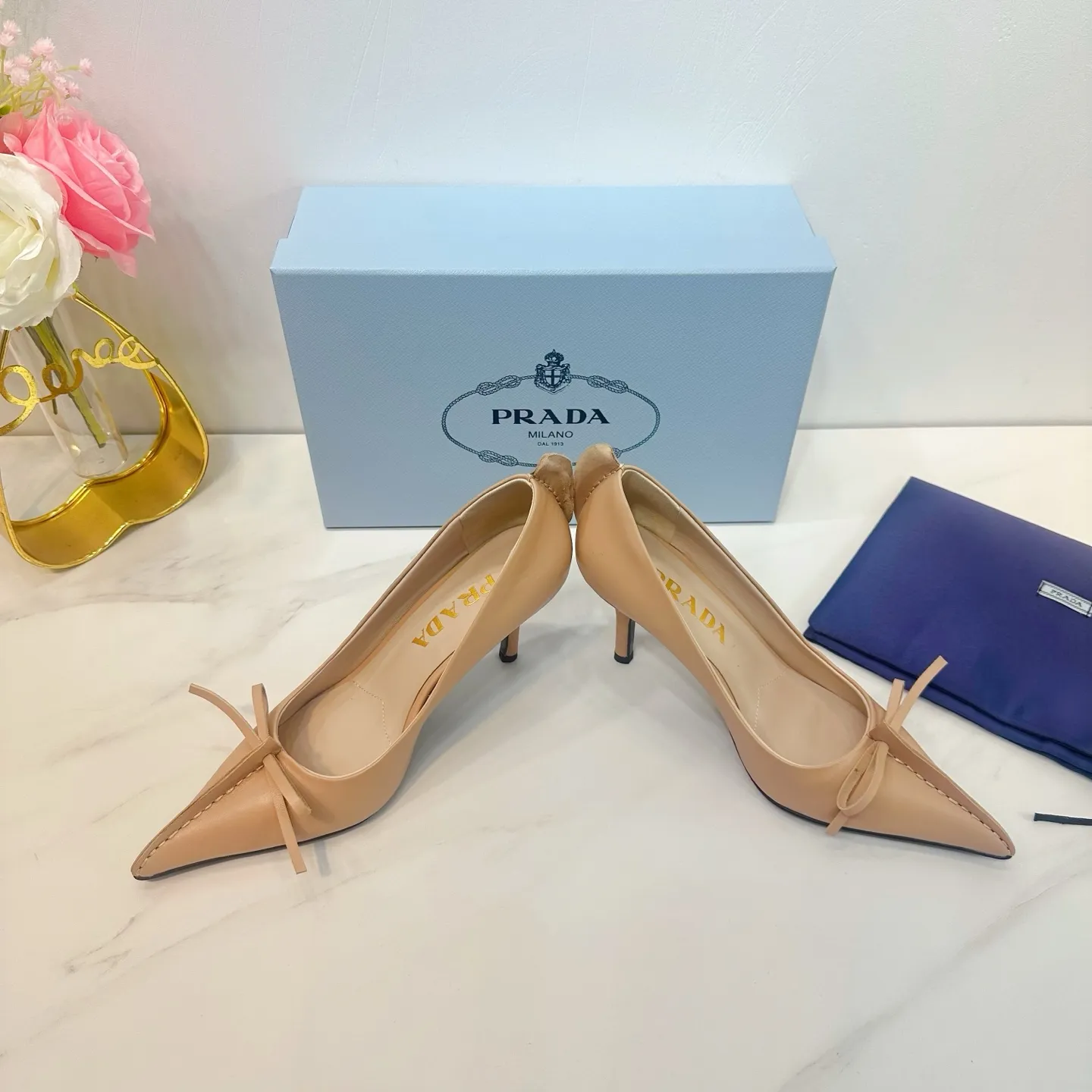 👟👟Ex-factory price 540👟👟 2025 SSS launches Prada’s latest long boots, sandals, thin heels, empty backs, thick heels series ————————🆚🆚🆚 💥PRADA's early spring T-stage catwalk show is the same style as "Dreams Never Sleep". Prada can use it on important occasions. The fresh style has a bit of nobility and is perfect on the feet. 💃💃 Wear this shoe with it. It is elegant and crystal clear, regardless of various accessories. The materials are all exclusively customized one-to-one and must be zero-distance from the original. The entire series is full of exciting and unexpected combinations of elements. The expression of different materials and textures of fabrics has a strong artistic flavor, allowing you to appreciate the ever-changing style of Prada girls. 1⃣ Upper: Made of sheepskin 2⃣ Lining: Imported sheepskin 3⃣ Outsole: Original Italian genuine leather outsole Heel height 8.5 4⃣🔺Original labeling feet, stock code number 35M-39M (40, 41, 42 are custom-made and cannot be returned or exchanged).